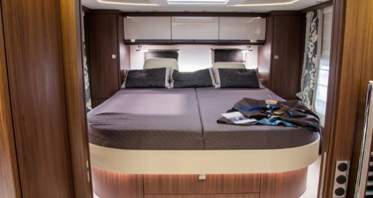 Luxus-Wohnmobil mieten: Innenansicht eines Luxus-Campers